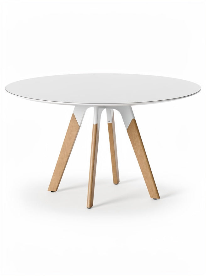 **Ronde tafel met witte top en houten poten**